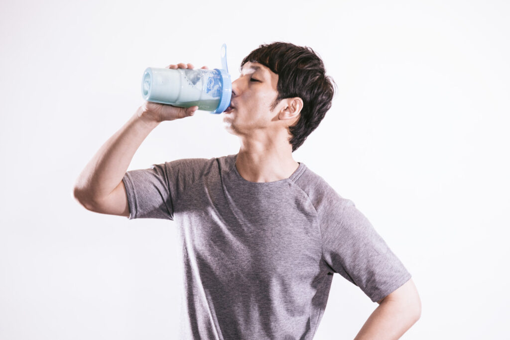 プロテインを飲む人の画像