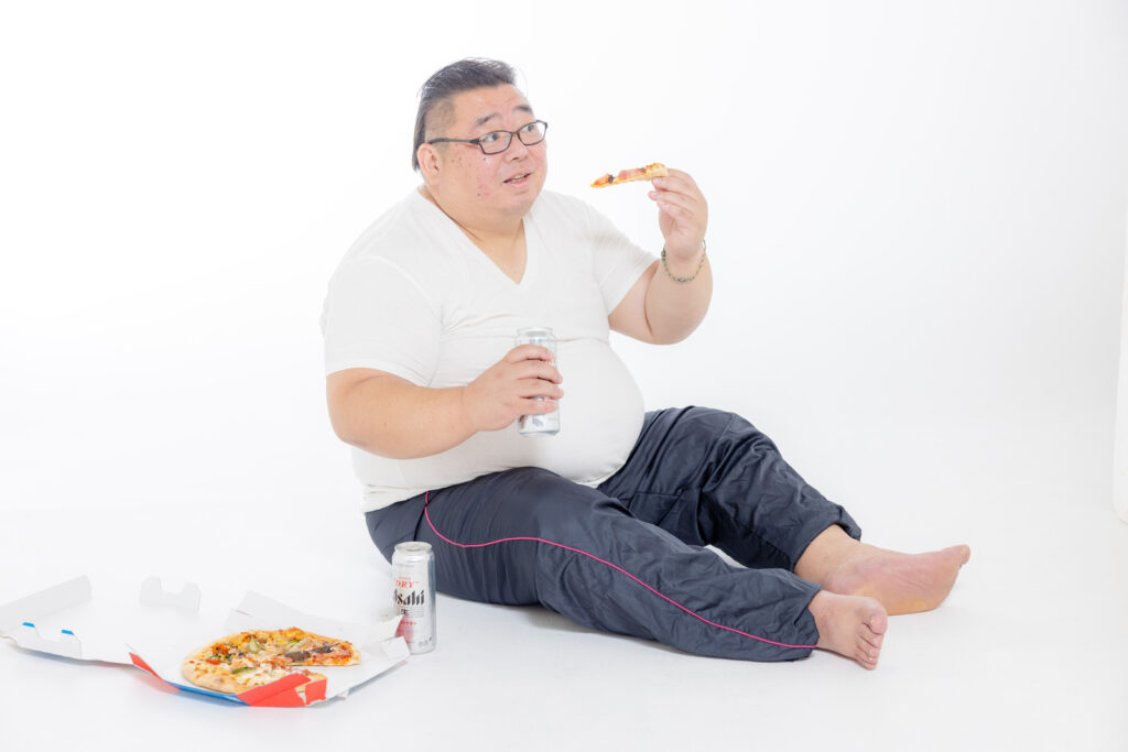 ジャンクフードを食べてる人の画像
