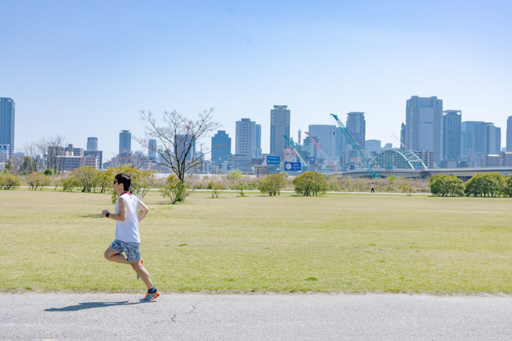 河川敷をランニングしている人の画像